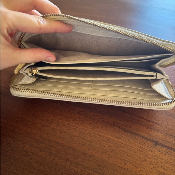 michael kors zip wallet - Picture 6 of 7